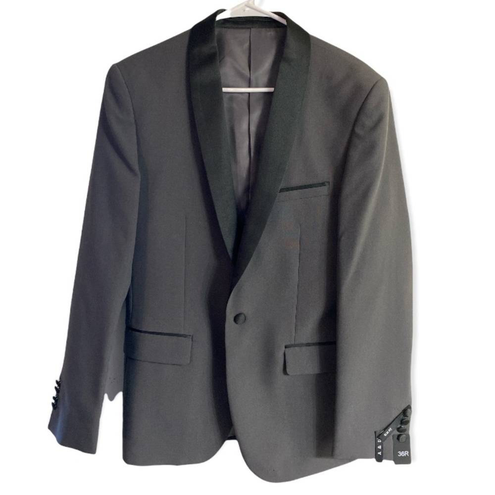 Beautiful suit never used Size 36R